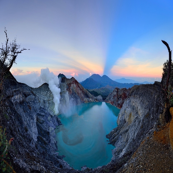 Fenomena Api Biru Kawah Ijen yang Mendunia