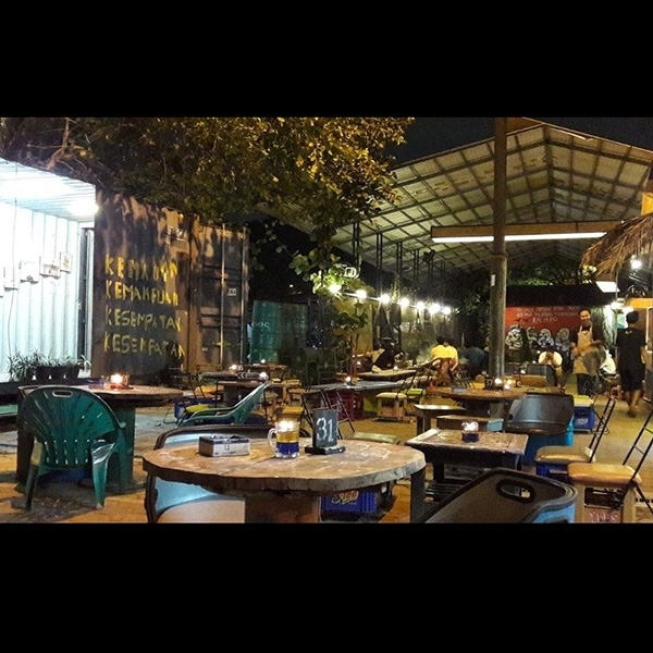 Cafe Koma Junkyard: Tempat Nongkrong yang Bukan Sekedar Nongkrong