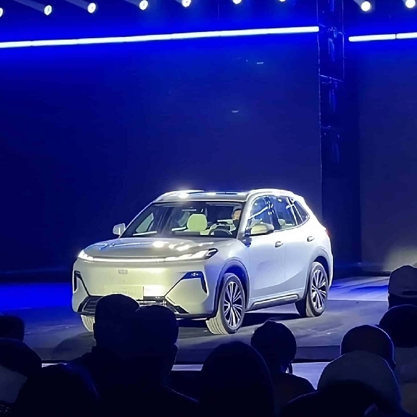 Geely Galaxy Starship 7 PHEV Dengan Jangkauan 1.430 km Memulai Debutnya 