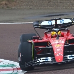 Keseruan Lewis Hamilton Geber Mobil F1 Ferrari Untuk Pertama Kalinya