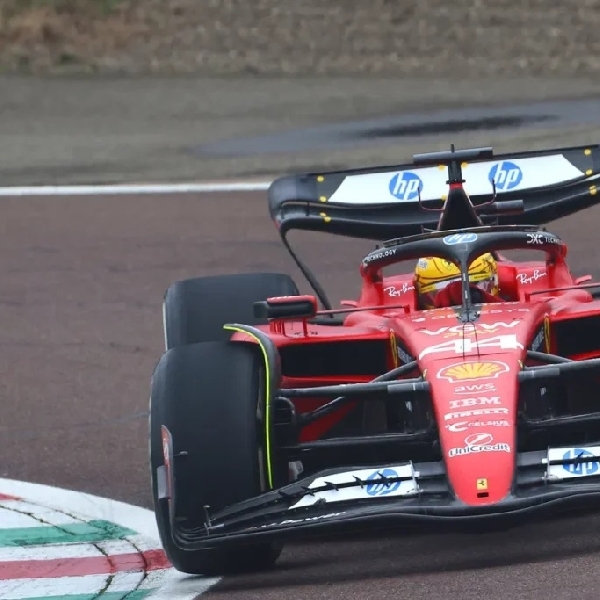 Keseruan Lewis Hamilton Geber Mobil F1 Ferrari Untuk Pertama Kalinya