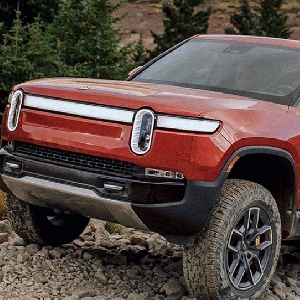 Rivian R1T Dinobatkan Sebagai Truck Of The Year 2022 - Blackxperience.com