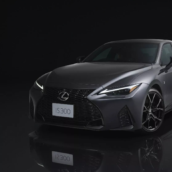 Lexus IS Dapat Edisi Spesial Dengan Tampilan Serba Hitam Ini