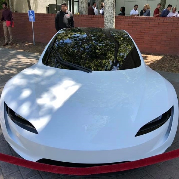 Tesla Kenalkan Prototipe Roadster Putih