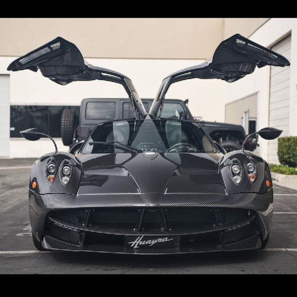 Pagani Huayra All- Carbon Dijual di California