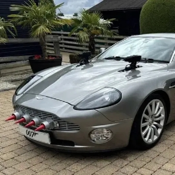 Aston Martin Vanquish Untuk Promosi Film James Bond Ini Siap Dijual