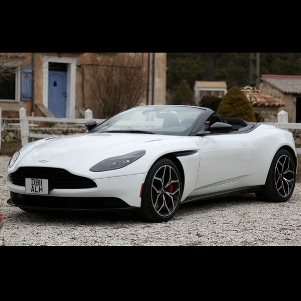 Aston Martin DB11 Volante 2019 Gunakan Mesin V8 Berdaya 503 hp