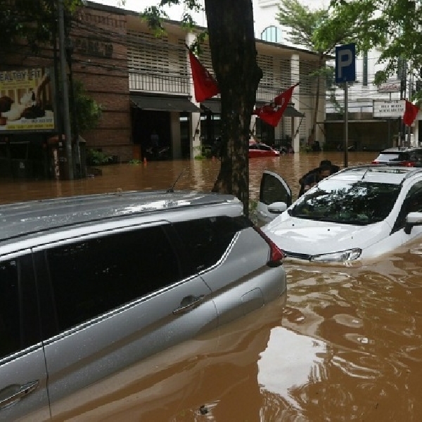 Awas Banjir Di Mana-Mana! Nih 7 Tips Nyetir Mobil Melewati Banjir Anti Mogok