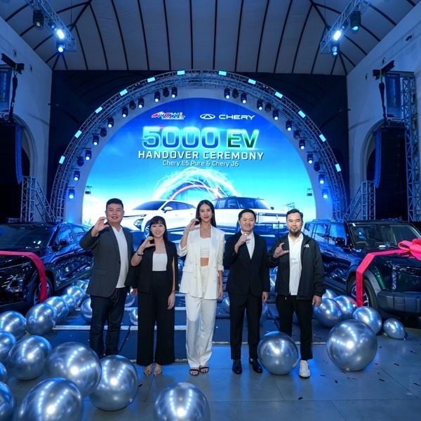 Rayakan 5000 unit EV Terjual di Indonesia, Anya Geraldine Customer Pertama Chery J6 