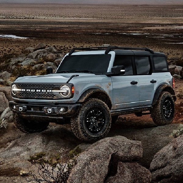 Ford Bronco 2025 Hadirkan Kembali Base Model Bertransmisi Manual