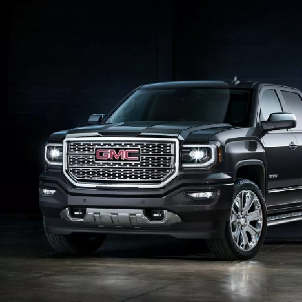 GMC Yukon Denali Tampil Serba Hitam di Edisi Khusus Anniversary 25th