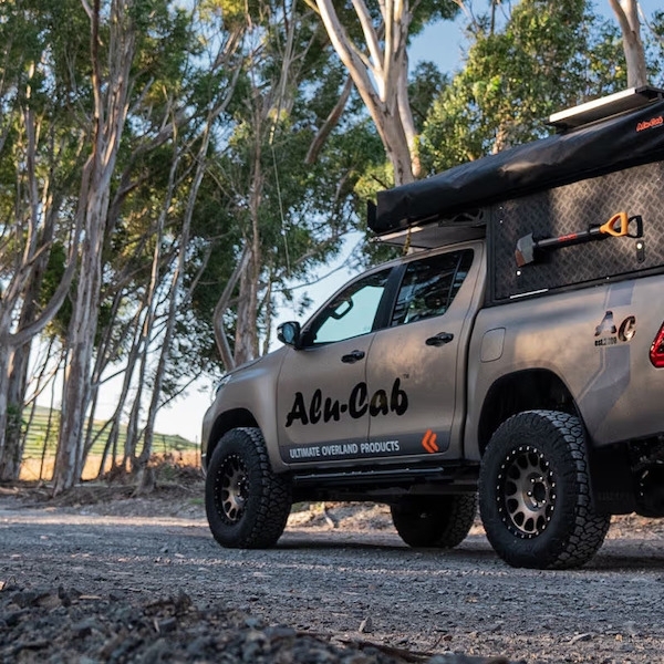 Pilihan Mobil SUV atau Double Cabin buat Overland