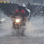 Pemotor Simak,10 Hal Ini Wajib Diperhatikan Saat Riding Diguyur Hujan Deras