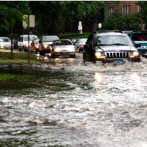 7 Tips Aman Mobil Melewati Banjir, Nomer 2 Sering Sepelekan Padahal Resiko Tinggi