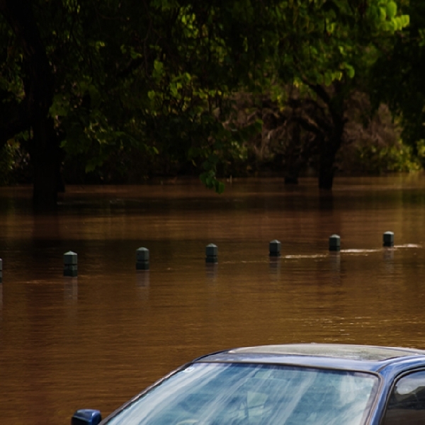 Mobil Terendam Banjir Parah? Jangan Asal, Catat Tips Perawatannya Agar Tidak Terjadi Kerusakan Fatal