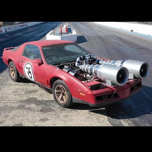 Tim Hoonigan Memodifikasi Dual Turdos Pontiac Firebird V8  untuk Fun Drag