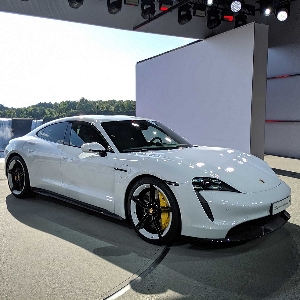 Mengenal Taycan Turbo S, Mobil Listrik Pedana Porsche - Blackxperience.com