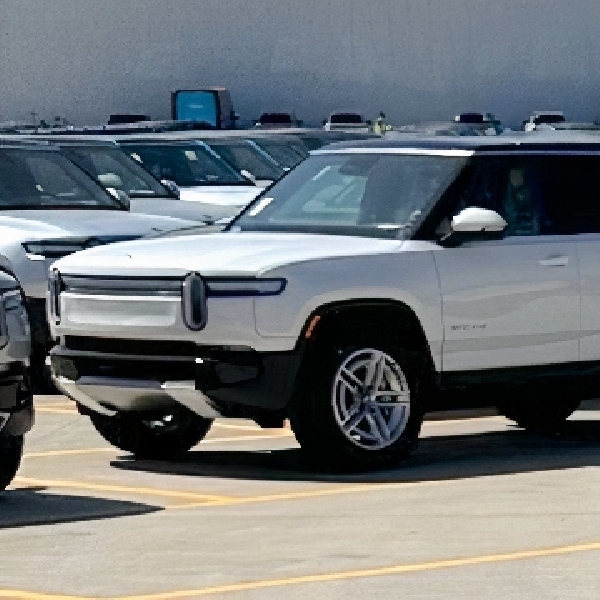 Rivian R1 Refresh Terciduk Tanpa Kamuflase, Ada yang Beda?