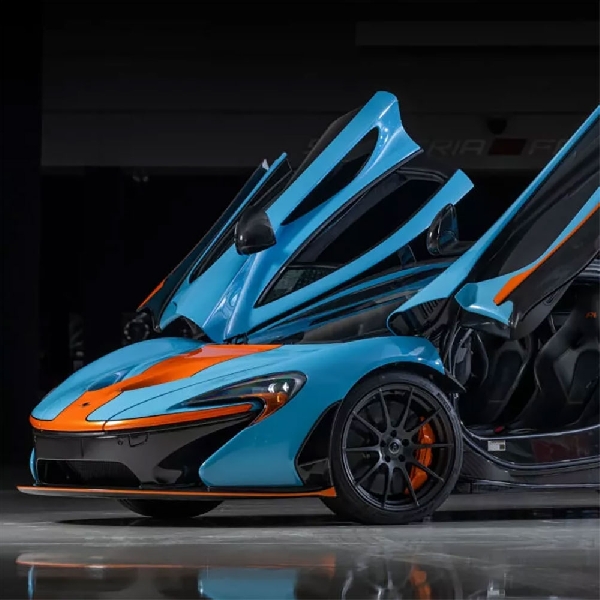 RM Sotheby's Lelang Sepasang McLaren Bertema Gulf Oil