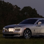 Rolls-Royce Lunaflair Memukau dengan Cat Holografik Spesial