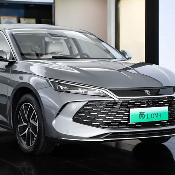 Sedan hybrid plug-in BYD Qin L tiba Di Dealer China Sebelum Peluncuran