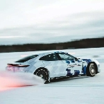 Porsche Taycan GTS Pecahkan Rekor Drifting EV di Atas Es