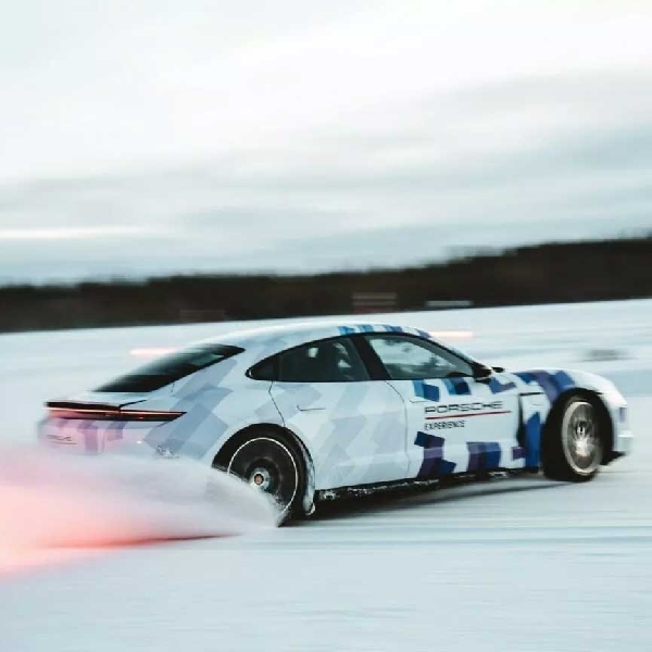 Porsche Taycan GTS Pecahkan Rekor Drifting EV di Atas Es