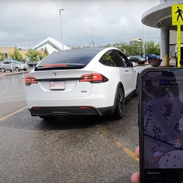 Tesla Rilis Fitur Parkir Pintar dengan Nama Yang Konyol