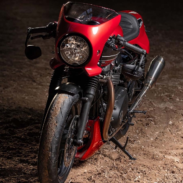 Triumph Merah Dengan Kecepatan Luar Biasa Karya Rennstall Moto