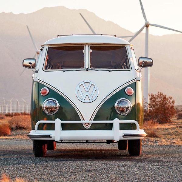 VW Microbus Klasik 1966 Bertenaga Tesla yang Hadirkan Nostalgia Van Listrik Diundi