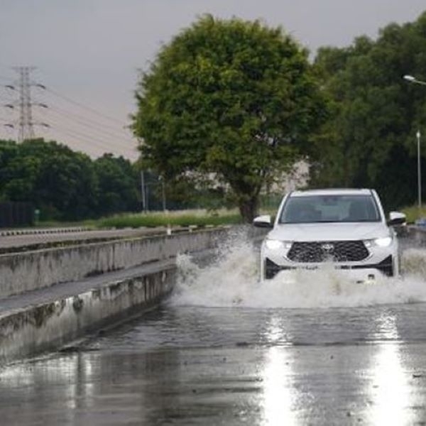 Innova Zenix Hybrid Kebanjiran Waspada bagian ini! Bisa tekor