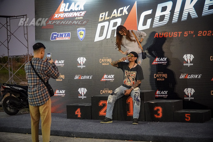 Entertainment dan Booth Blackxperience di Black Drag Bike 2023 Sidoarjo 