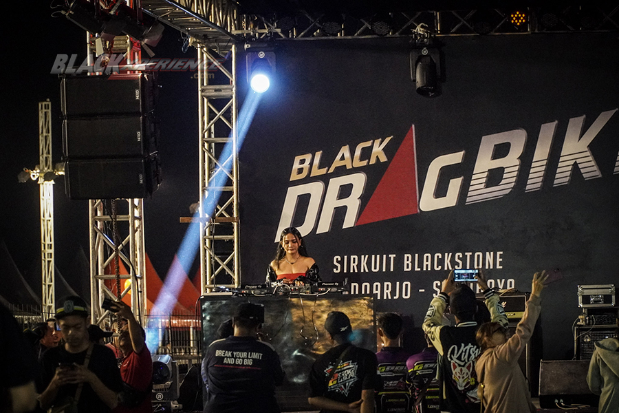 Entertainment dan Booth Blackxperience di Black Drag Bike 2023 Sidoarjo 