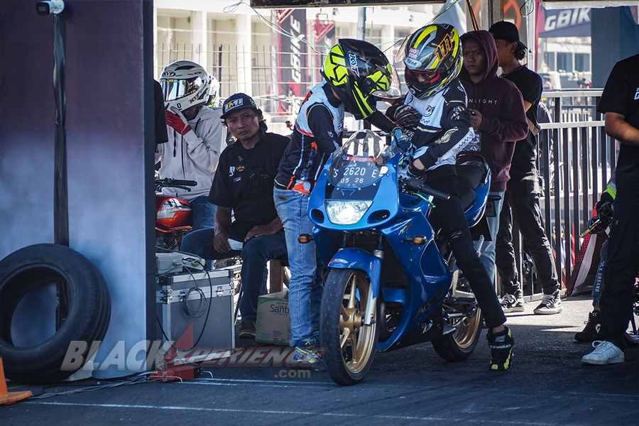 Start Line dan Aksi Dragster di Black Drag Bike 2023 Sidoarjo