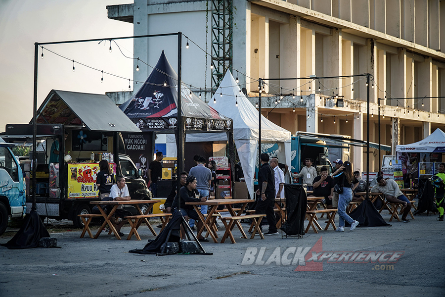 Entertainment dan Booth Blackxperience di Black Drag Bike 2023 Sidoarjo 