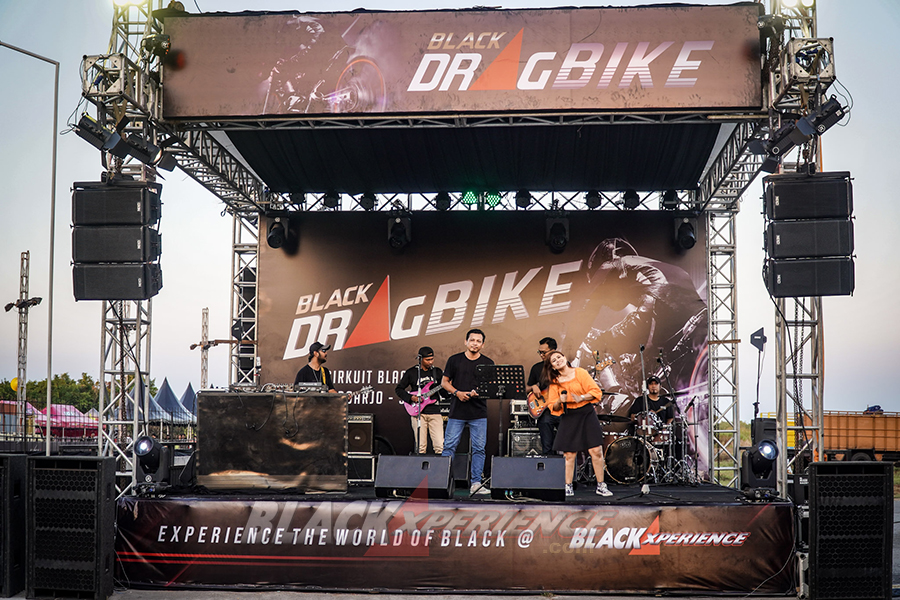 Entertainment dan Booth Blackxperience di Black Drag Bike 2023 Sidoarjo 