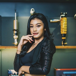 Chia Laura, Si Seksi Nan Gemesin Suaranya