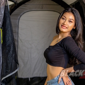 Chia Laura, Si Seksi Nan Gemesin Suaranya