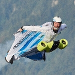 BMW Menggebrak dengan &ldquo;Electrified Wingsuit&rdquo; Tanpa Emisi