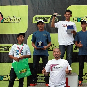 Komunitas Kutu Vespa Borong Piala di Balap Scooterprix 2015 Seri I