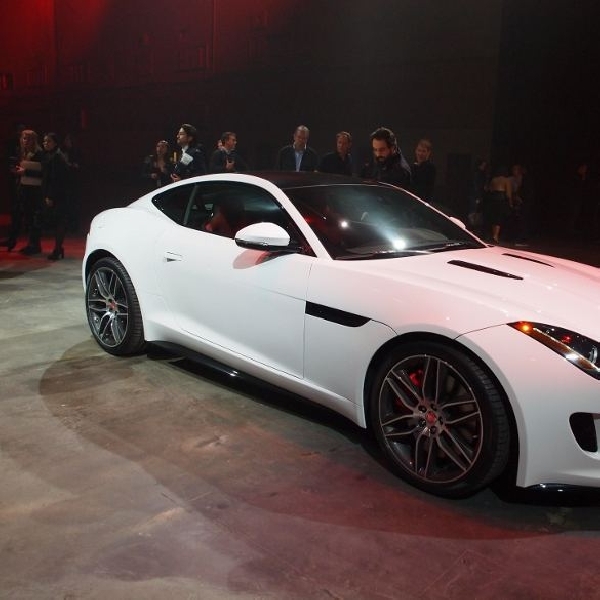 Jose Mourinho resmi dapatkan Jaguar F-Type Coupe R