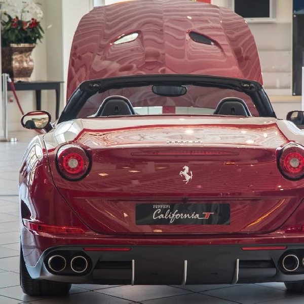 Ferrari luncurkan California T di Newport Beach, California