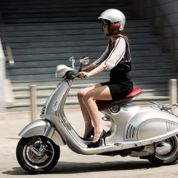 Vespa 946 Bellissima resmi meluncur