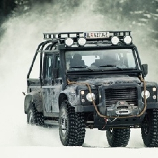 Land Rover Defender dan Ranger Rover Sport Ala James Bond