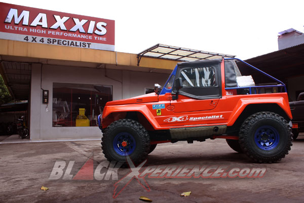 Sisi samping dengan latar belakang Store 4x4 Specialist