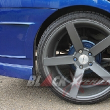 Velg terlihat sporty dengan paduan biru pada tromolnya