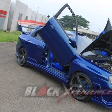 Pintu gullwing sesuai konsep racing