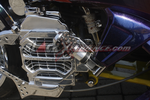 Warna chrome masih dominan hingga cover mesin